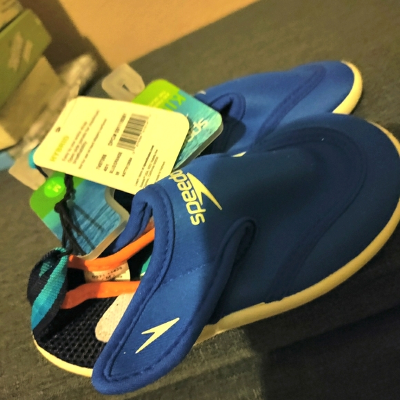 2 pairs of shoes size 7/8 toddler - Picture 5 of 10